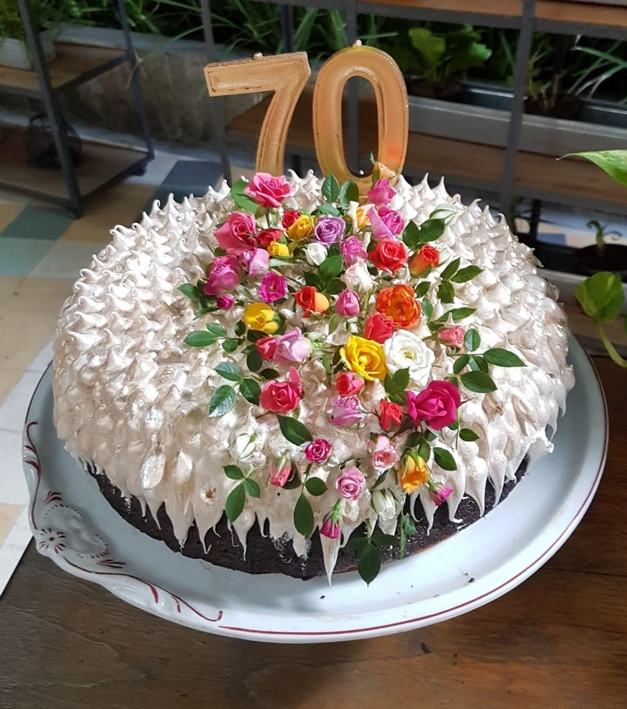 Torta con un jardín de rosas