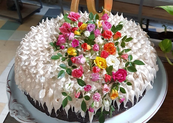 Torta con un jardín de rosas